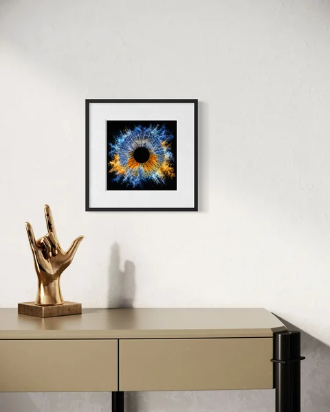 Raumvisualisierung: Blau-goldene Iris im kleinen schwarzen Rahmen über einer beigefarbenen Kommode