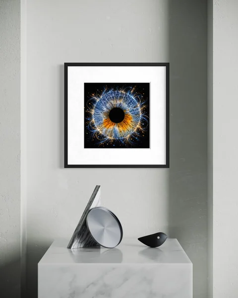Raumvisualisierung: Blau-goldene Iris im schwarzen Rahmen über einer hellgrauen Konsole