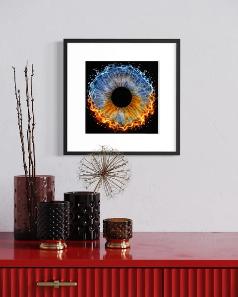 Raumvisualisierung: Blau-goldene Iris im schwarzen Rahmen über einer roten Kommode