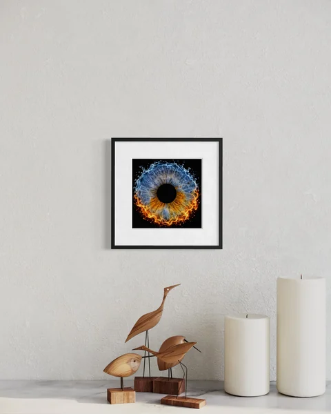 Raumvisualisierung: Blau-goldene Iris im schwarzen Rahmen über einer Vogel-Skulptur und Büchern