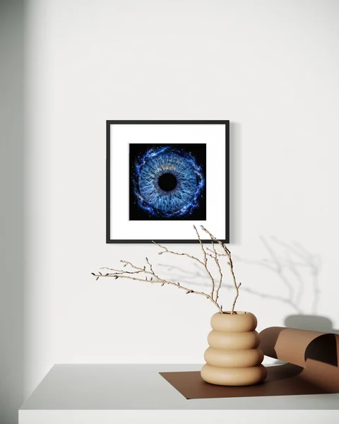Raumvisualisierung: Blaue Iris mit weißem Passepartout über einer Vase mit Zweigen