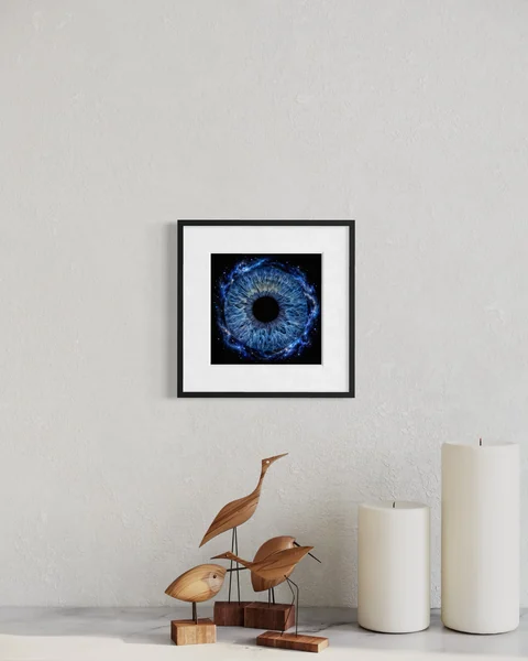 Raumvisualisierung: Blaue Iris im schwarzen Rahmen über einer Vogel-Skulptur und hellen Büchern