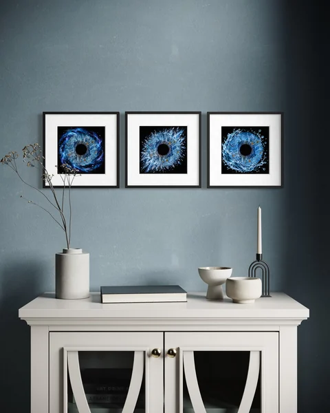 Raumvisualisierung: Drei gerahmte blaue Irisbilder als Reihe über einer hellen Konsole vor dunkler Wand