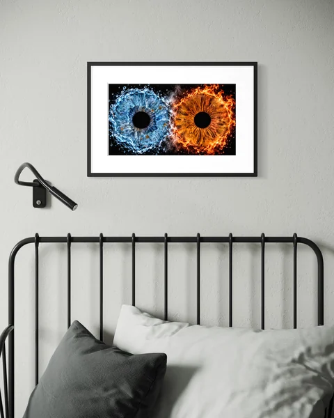 Raumvisualisierung: Zwei Iriden in Blau und Orange in einem gemeinsamen Querformatrahmen über einem Bett