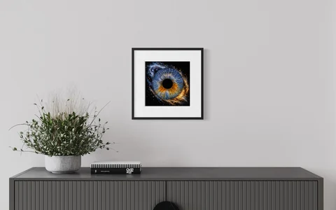 Raumvisualisierung: Kreative Komposition mit zwei Iriden im schwarzen Rahmen über einem dunklen Sideboard