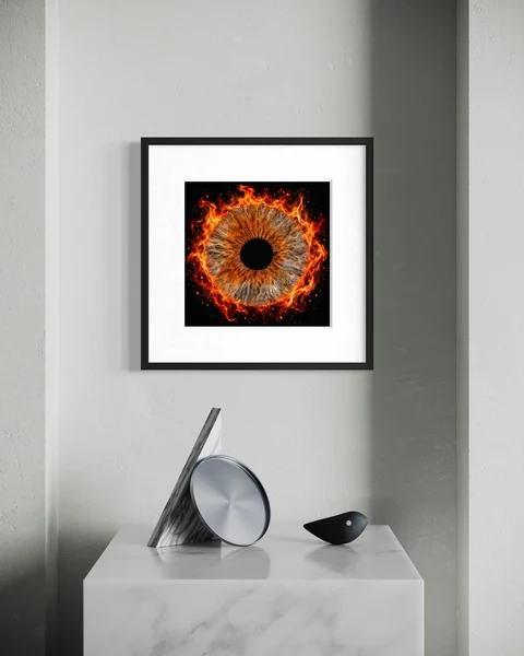 Raumvisualisierung: Orange Iris im schwarzen Rahmen über einer hellgrauen Konsole mit geometrischer Skulptur