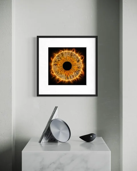 Raumvisualisierung: Goldene Iris im schwarzen Rahmen über einer grauen Konsole mit Skulptur