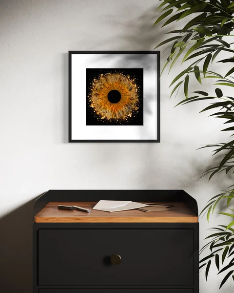 Raumvisualisierung: Goldene Iris im schwarzen Rahmen über einem Sideboard neben einer Grünpflanze