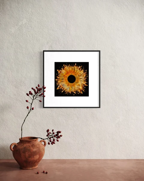 Raumvisualisierung: Goldene Iris im schwarzen Rahmen über einer Terrakottavase mit Zweigen
