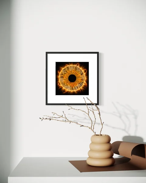 Raumvisualisierung: Goldene Iris im schwarzen Rahmen über einer beigefarbenen Vase mit Zweigen