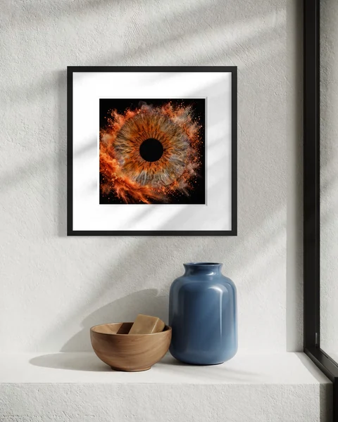 Raumvisualisierung: Orange Iris im schwarzen Rahmen in einer sonnigen Nische über einer blauen Vase